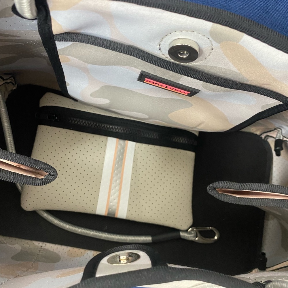 Totes - Picture 2 of 3